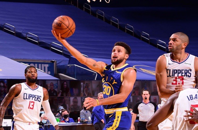  库里爆砍六十加勇士逆转太阳重返争冠行列