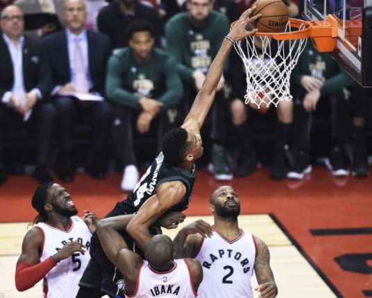  字母哥暴扣绝杀雄鹿一分险胜凯尔特人